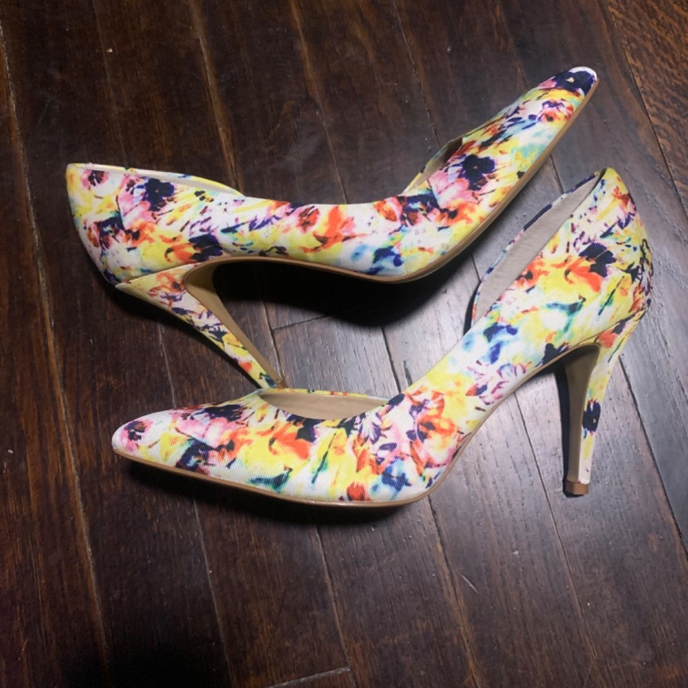 VINCE CAMUTO - floral heels sz 8.5